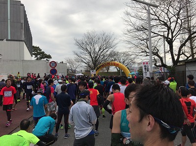 第30回小田原尊徳マラソンのスタート15分前のスタート地点