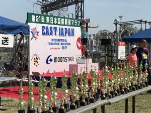 第21回 東日本国際親善マラソン中央広場の表彰台とトロフィー