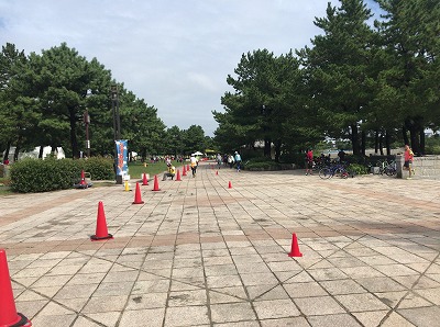 第1回横浜（YOKOHAMA）ビーチサイドマラソンレース中写真本部前直線