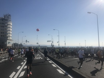 第12回湘南国際マラソン第１折り返し地点江ノ島