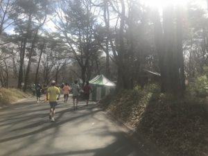 第43回森林公園完走マラソンハーフスタート７キロ給水所